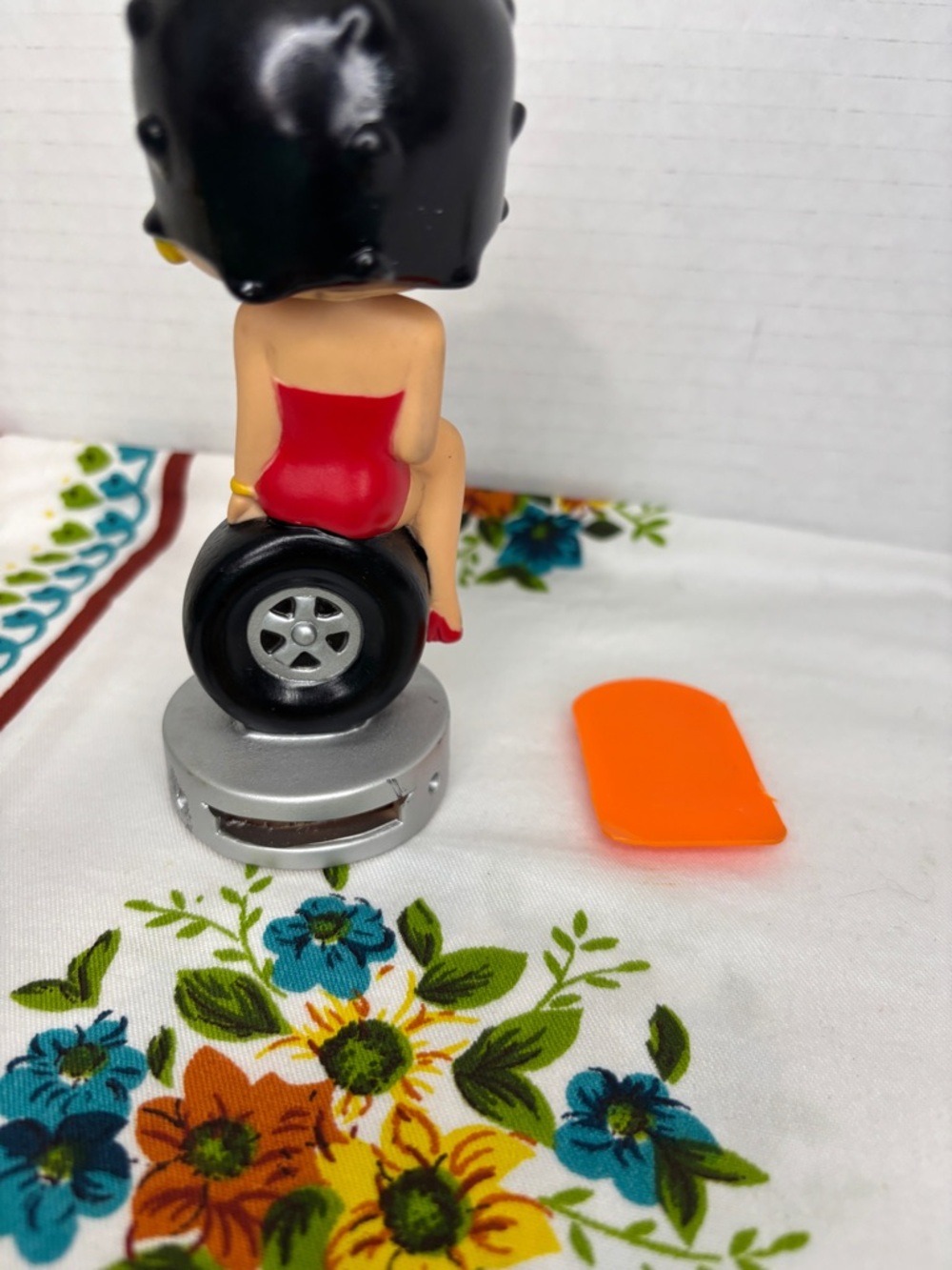 2006 Funko Wacky Wobbler Betty Boop Sitting On Tire Bobblehead Plastic Statue - Picture 5 of 10